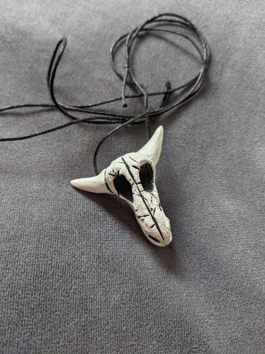 Wisiorek czaszka byka gliniany