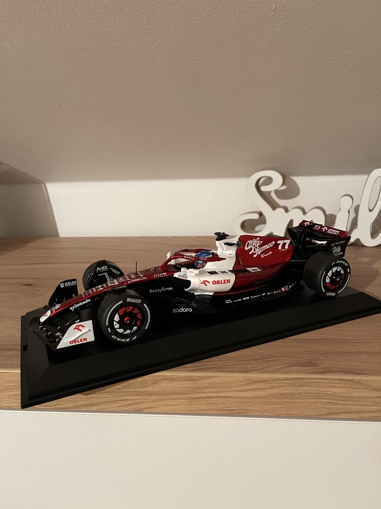 Bolid Formuły F1 scala 1:18 Valteri Botas Alfa Romeo Orlen gablota