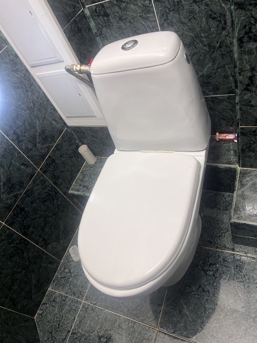 Унітаз підлоговий в гарному стані