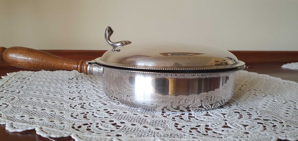 Antyczne platerowe naczynie używane przy goleniu.