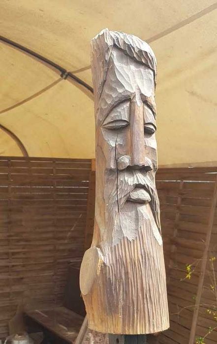 Płaskorzeźba w drewnie -  twarz człowieka.