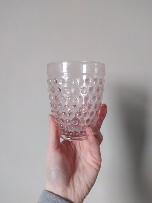 Komplet dwóch różowych szklanek ozdobnych z wypustkami, 300 ml