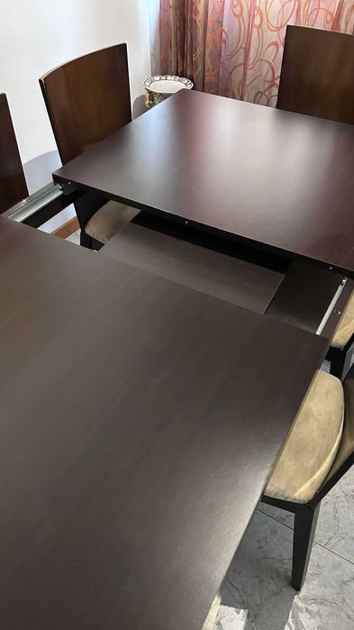 Mesa e cadeiras de jantar