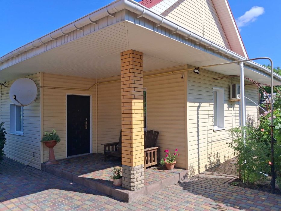 Будинок з ремонтом та басейном у Крюкові