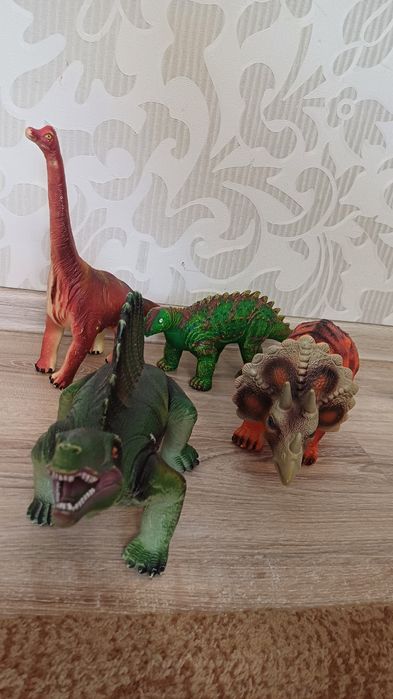 Іграшкові динозаври.