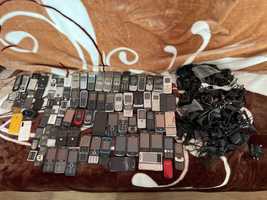 Karton starych telefonów baterii i ladowarek