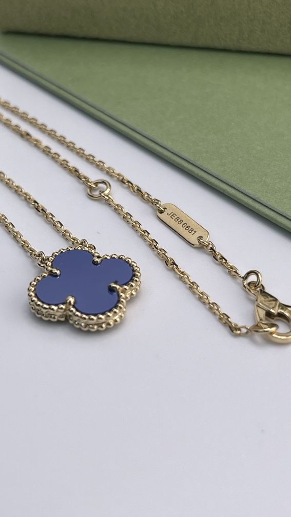 Золотая подвеска в стиле Van Cleef & Arpels.