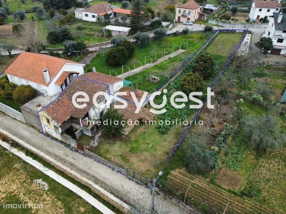 Moradia em pedra para recuperar inserida num lote de 900 m2 em Espariz