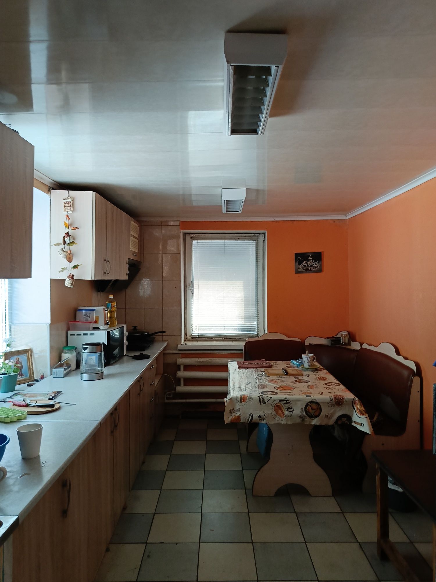 Продам бізнес базу, з житловим будинком, в місті,.