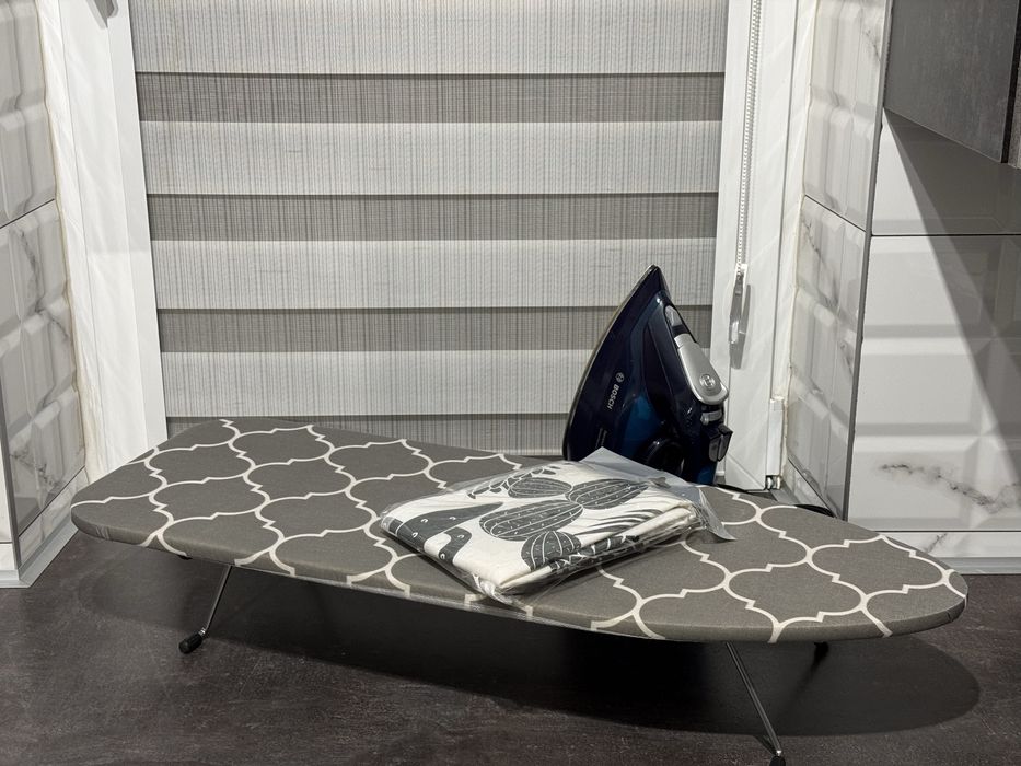 Kompaktowa i podręczna deska do prasowania na stole