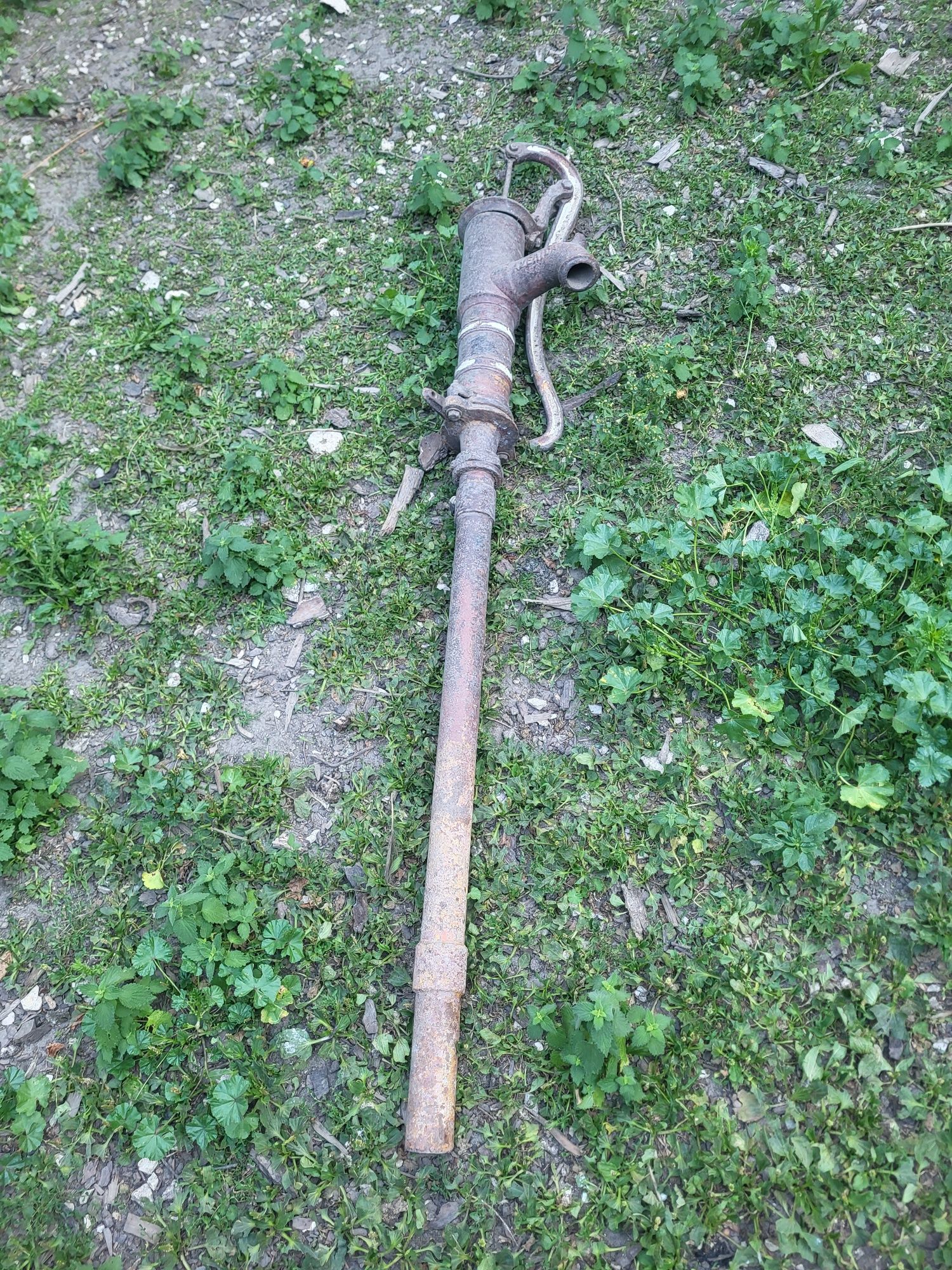 Stara żeliwna pompa ręczna abisyńska