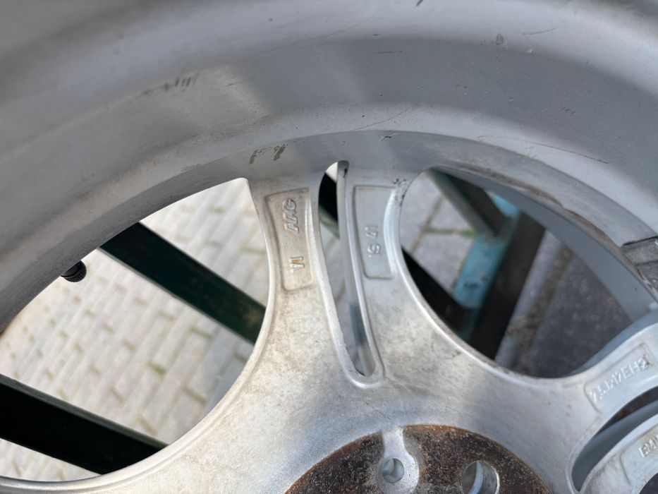 Koła BMW M-pakiet rozmiar 17 wraz z oponami.
