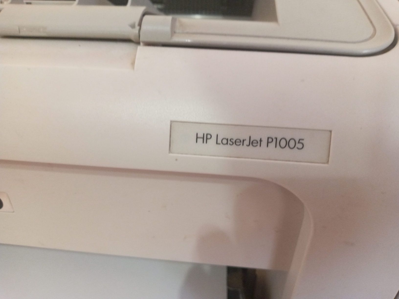 Лазерный принтер HP LaserJet P1005 + бумага и папка с файликами