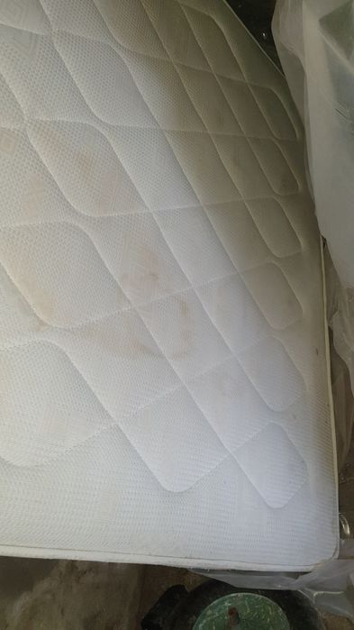 Vendo Colchão. Com algumas manchas