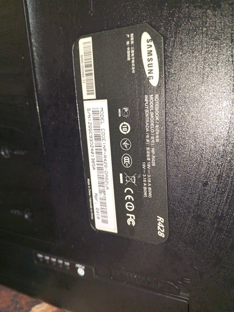 Ноутбук Samsung та зарядний пристрій
