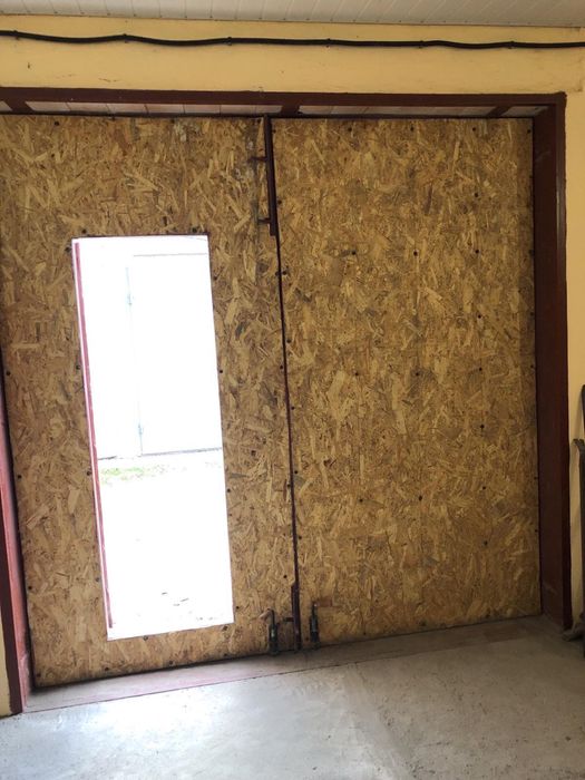 Продам гараж в районі 5 школи.