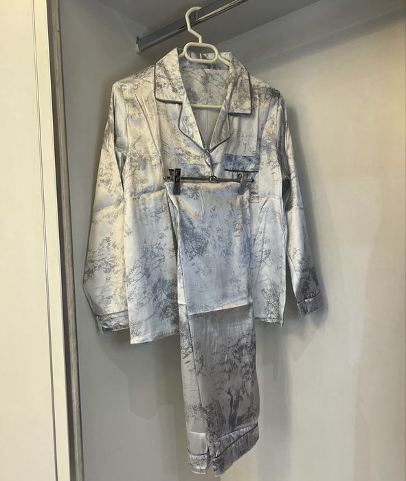 Шовкова піжама голуба домашній комплект з трендовим принтом, як ivina