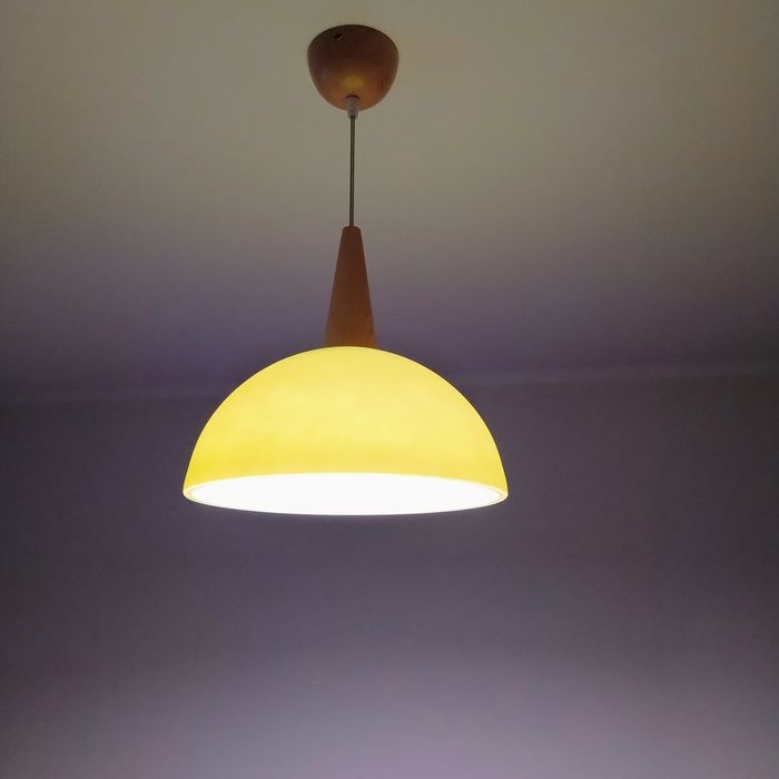 Lampa zielona z drewnianymi elementami