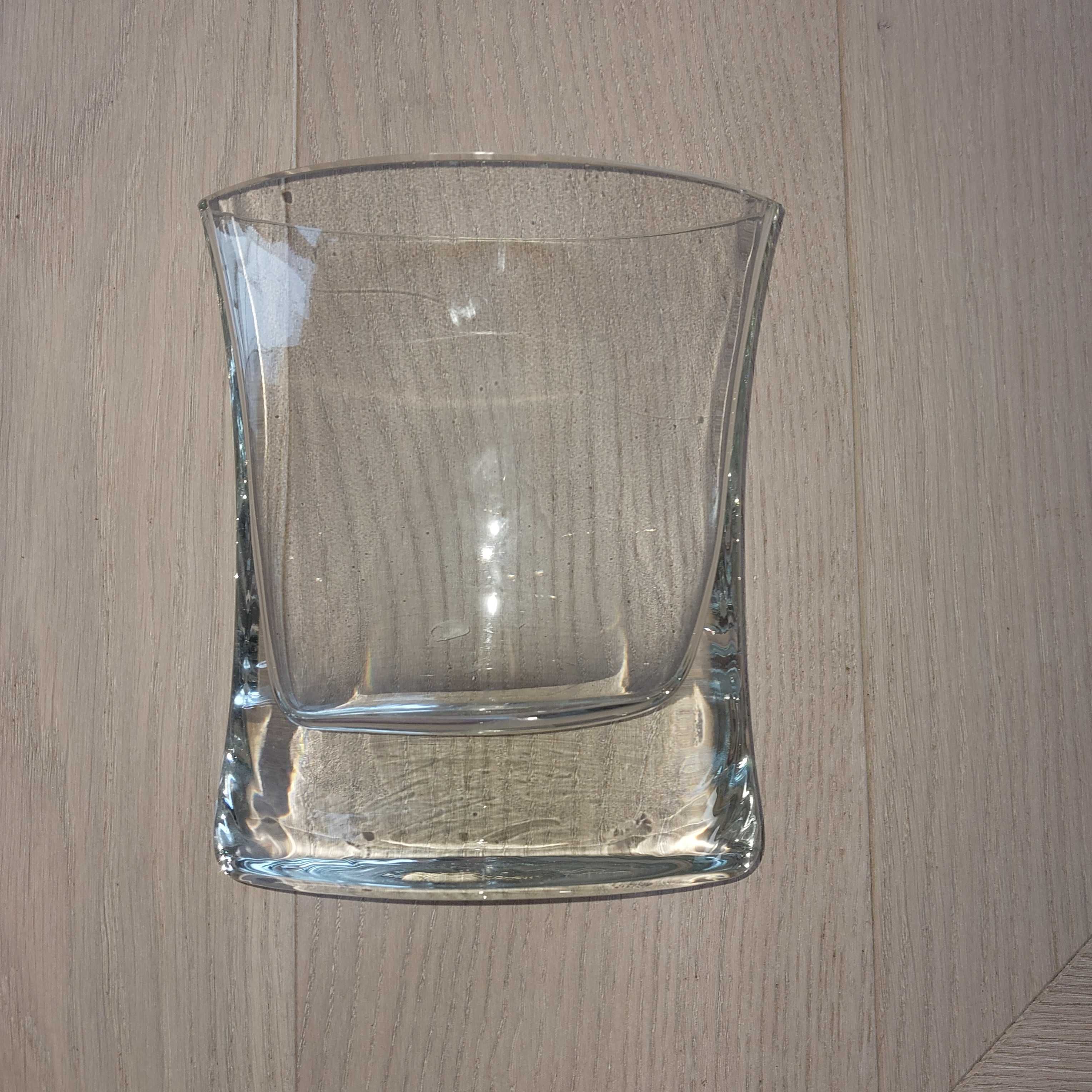 Szklany wazon z grubym dnem