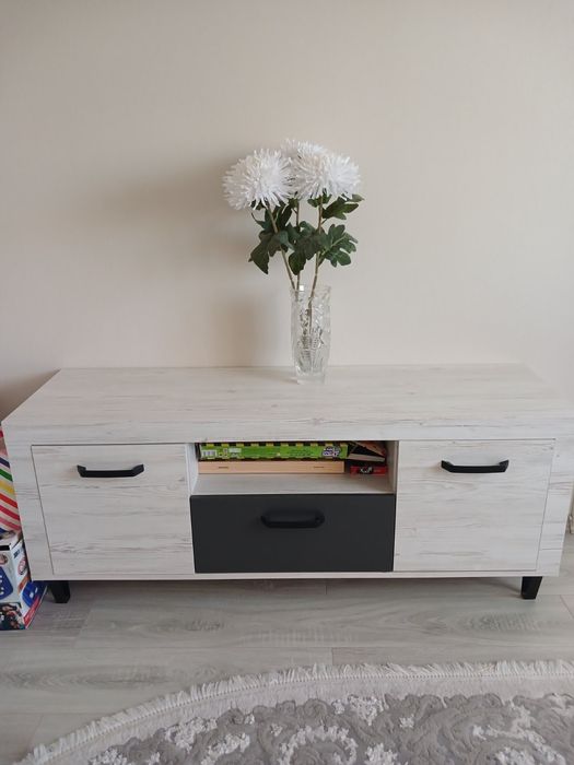 Тумбочка під телевізор