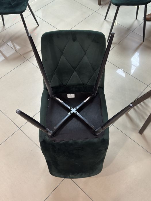 Зелені стільці з металевими ніжками