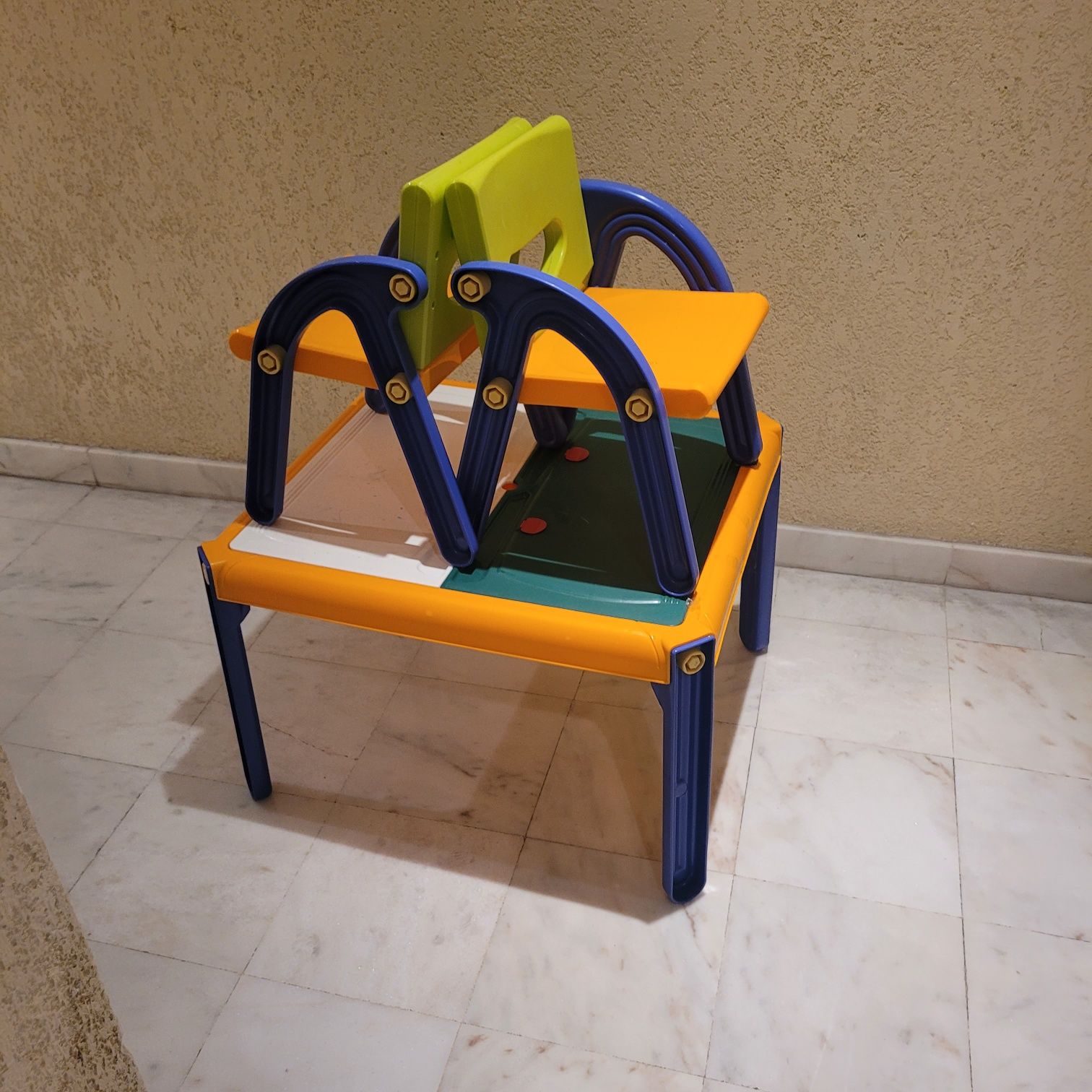 Cadeira de atividades para crianças