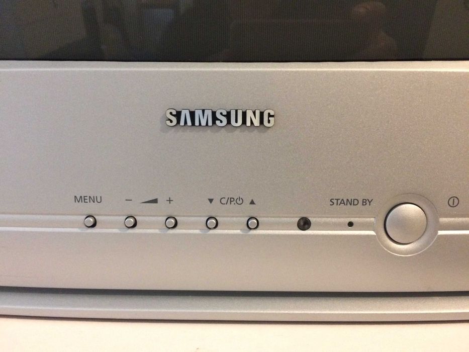 Televisão SAMSUNG - Ecrã de 20 polegadas (50 cm na diagonal)