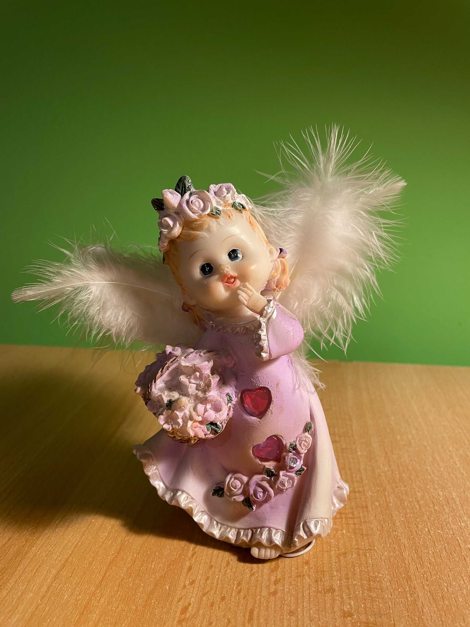 Figurka aniołka ze świecącym serduszkiem na różne kolory na baterie