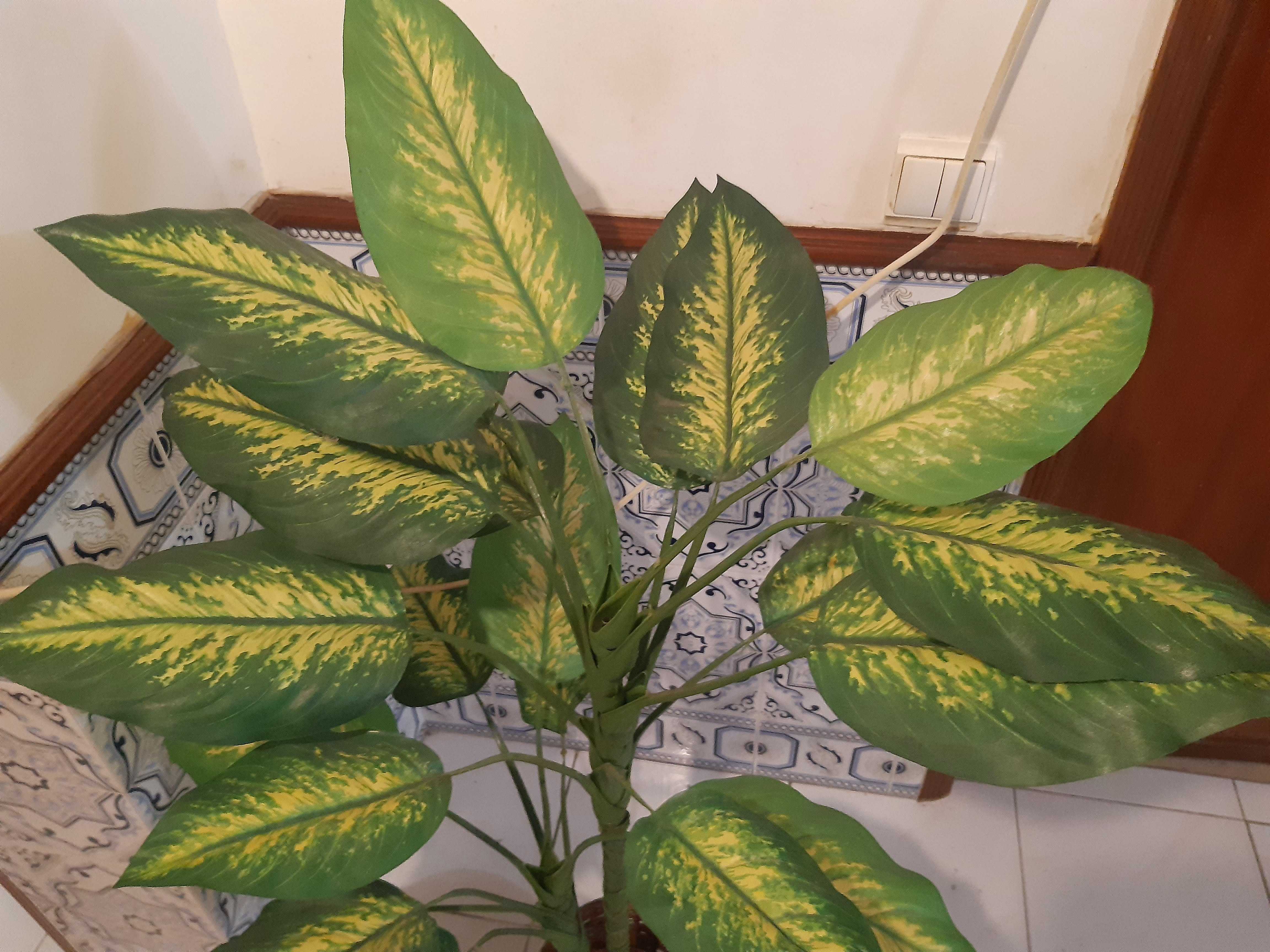 Planta artificial em cesto verga,1metro e 5cm altura, excelente estado