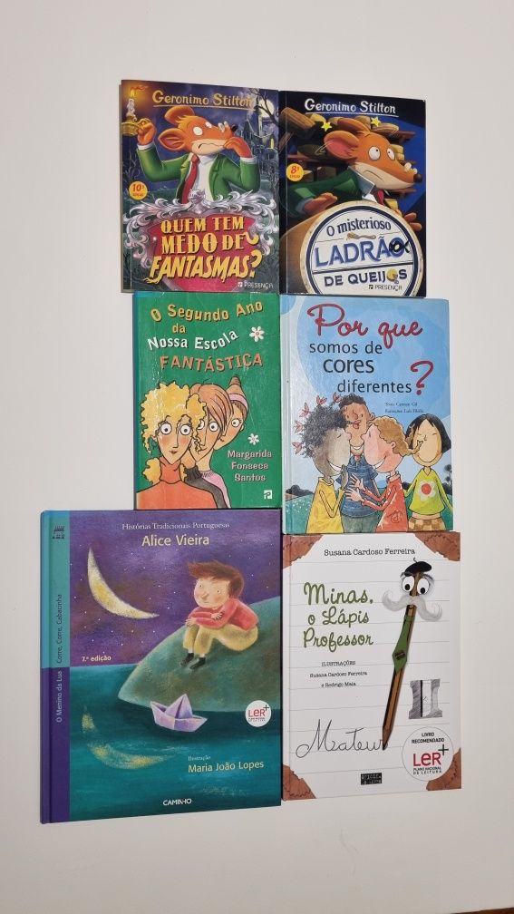 Vários livros infantis disponíveis
