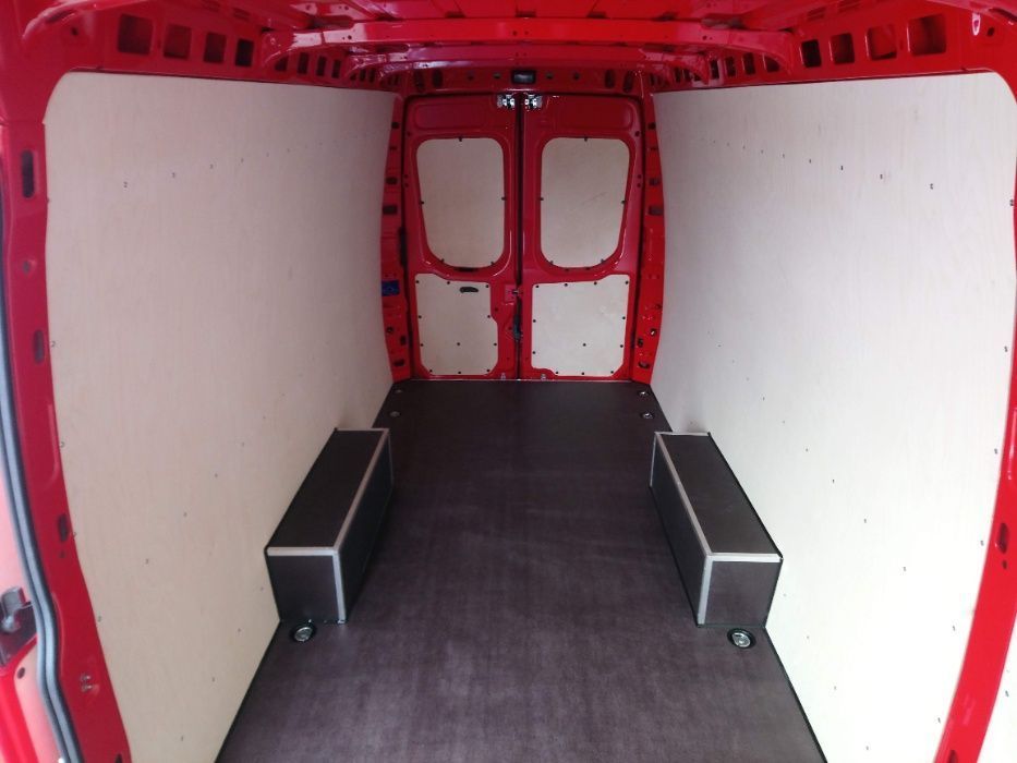 Iveco Daily L4H2 Zabudowa podłogi boków i drzwi w busie dostawczym