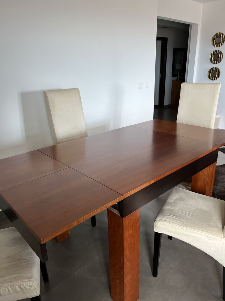 Mesa de cerejeira e vangué/cadeiras de pele de pessego (bege)