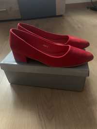 Czerwone buty zamszowe