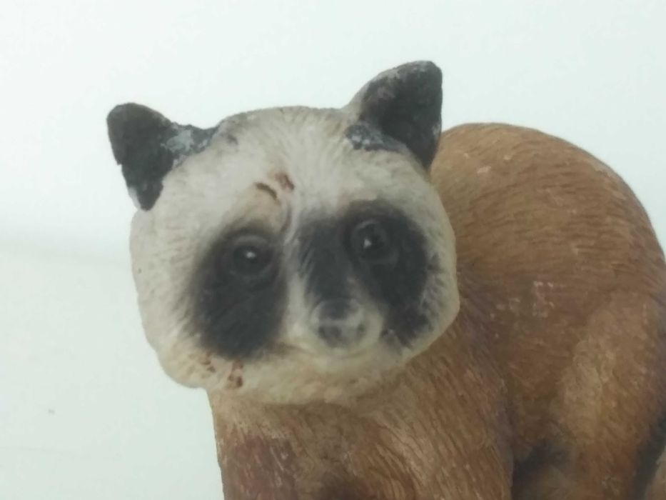 Vintage żywiczna figurka szopa pracza, h - 3,5 cm