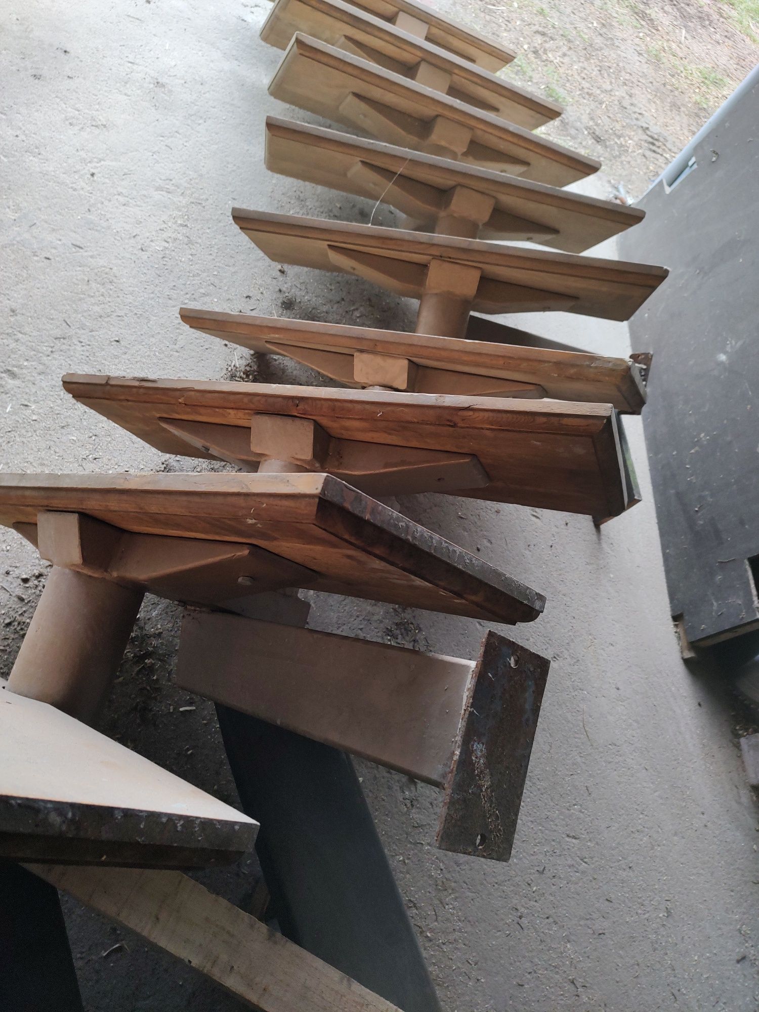 Schody drewniane zabiegowe prawe na konstrukcji stalowej