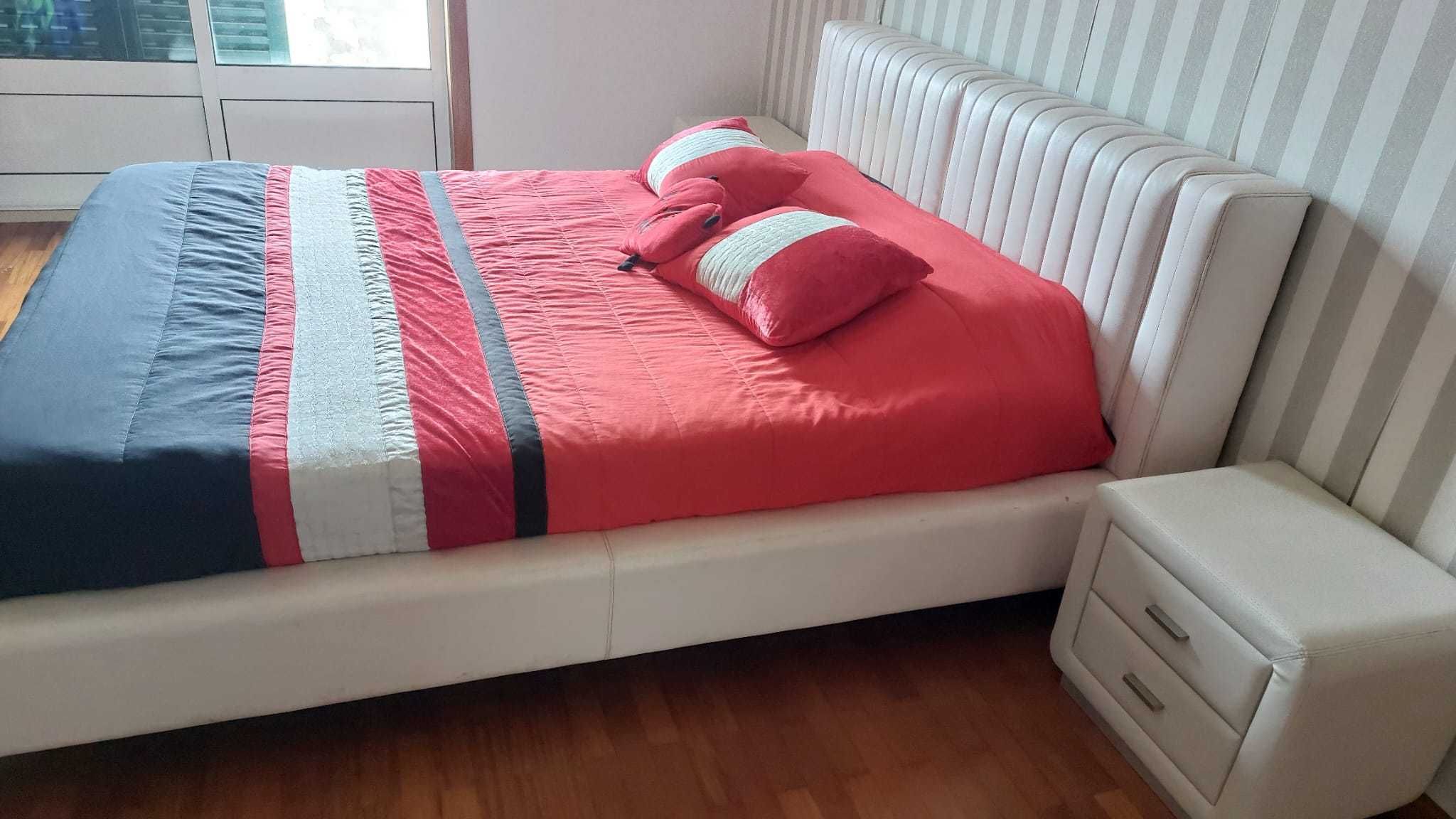 Cama com 2 mesas de cabeceira