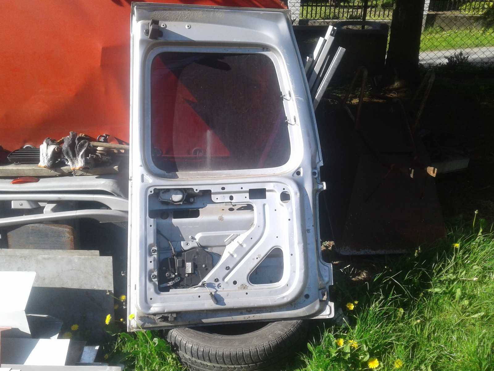 VW Caddy 3 III Drzwi Lewe Tylne Lewy Tył Skrzydełko Szyba Zamek