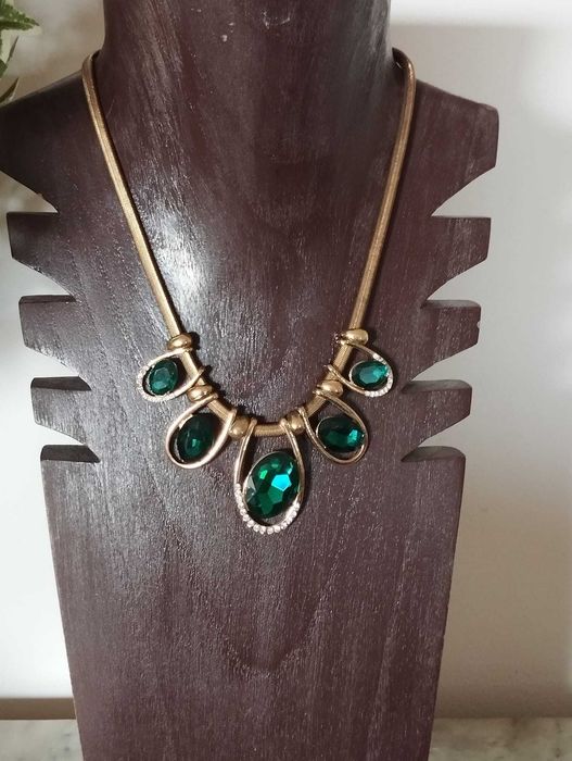 Colar Dourado com Pedras Verde Marinho