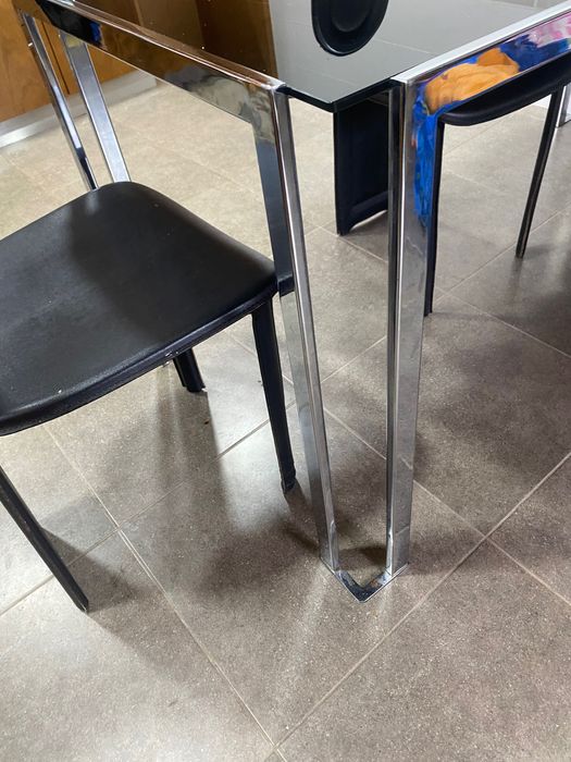 Mesa de vidro preta com 4 cadeiras