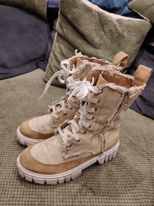 Piękne jasne trapery na białej podeszwie