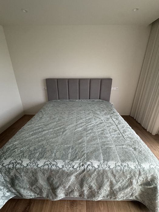 Sommier/Cama 180 cm estofado com arrumação