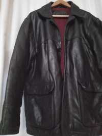Черная кожаная куртка, размер L.