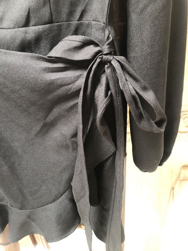 Vestido preto com folho