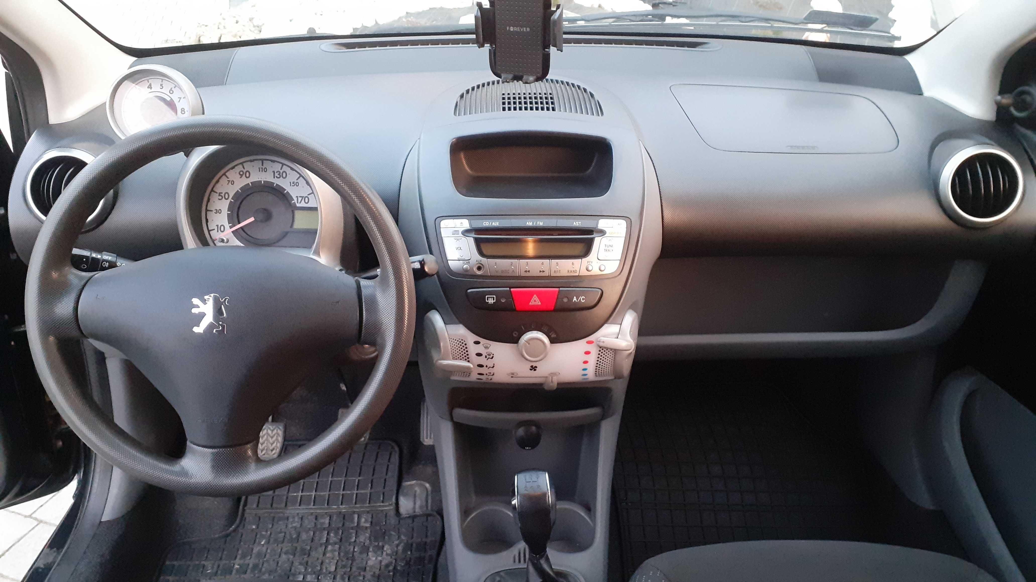 Peugeot 107  z 2011 roku.  Klimatyzacja. Bez oznak korozji
