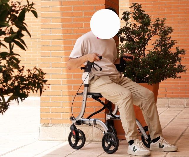 Cadeira auxiliar para pessoas mobilidade reduzida