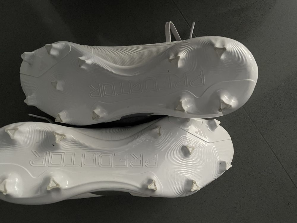 Chuteiras Adidas Predator Academy Brancas – usado uma vez sem etiqueta