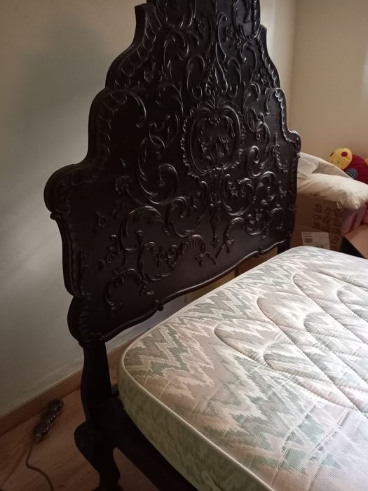 Cama em pau preto + colchão