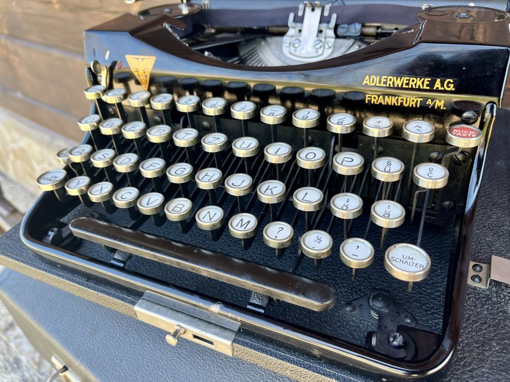 Antiga maquina escrever Adler