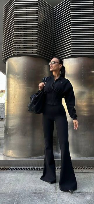 Чорний костюм брендовий