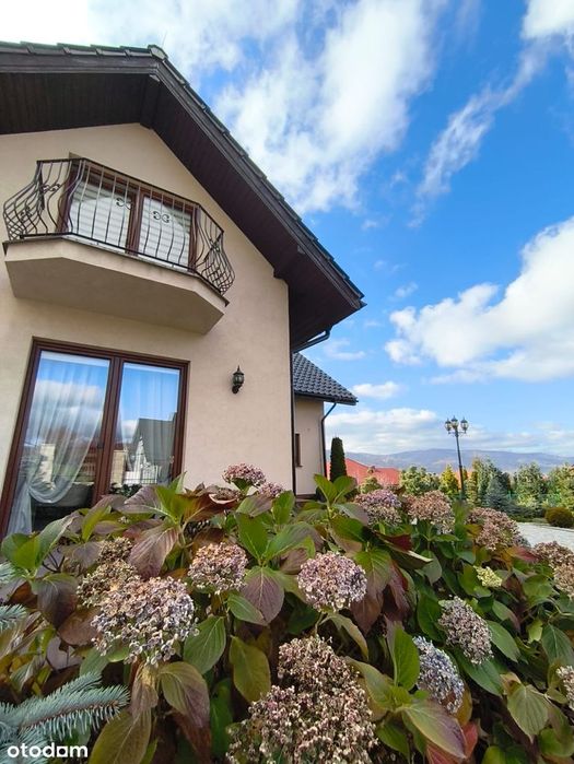 Dom dwurodzinny z pięknym ogrodem